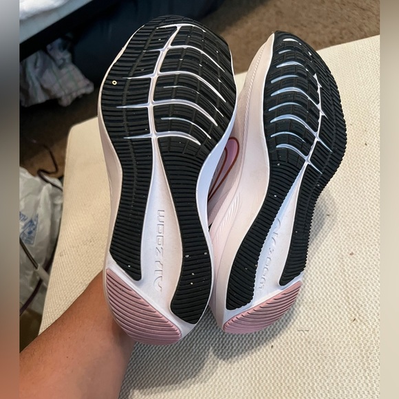 Nike Air Zoom Winflo Womens Size 7 US Light Arctic Pink Running Shoes - Picture 3 of 8